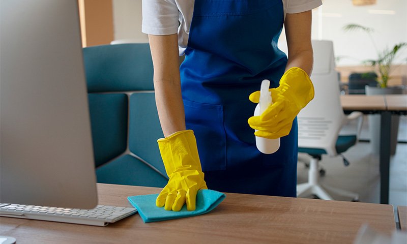 escritorio-de-limpeza-profissional-de-pessoa-de-servico-de-limpeza
