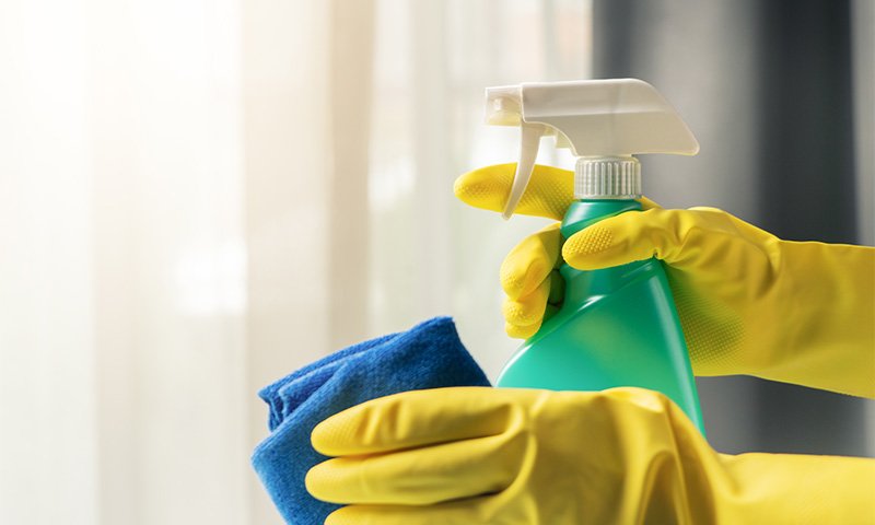 limpeza-domestica-com-spray-de-limpeza-com-alcool