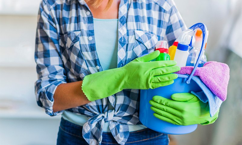 mulher-jovem-limpeza-casa