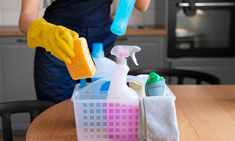 vista-frontal-mulher-limpando-casa